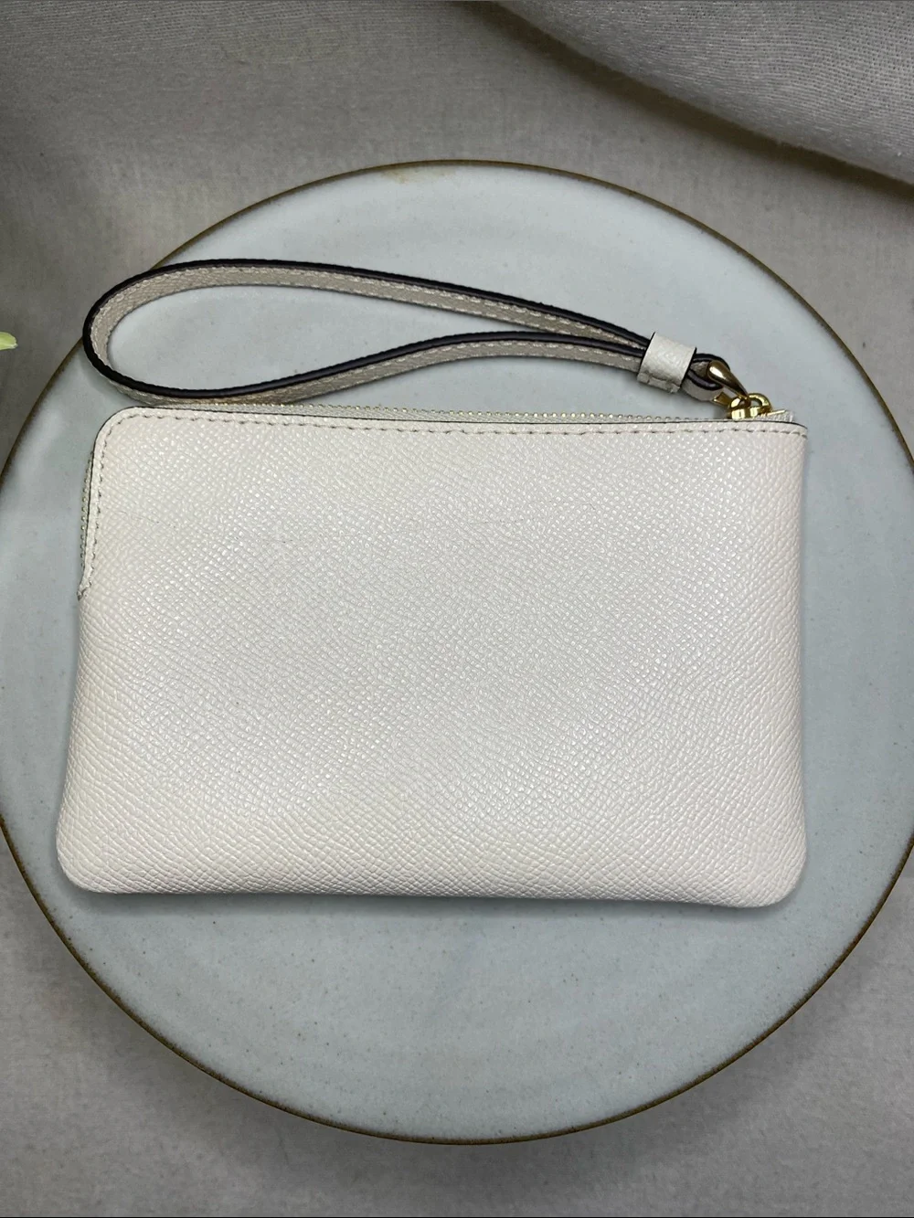Coach Women's Small Corner Zip Wristlet in Pebbled Leather (Chalk)